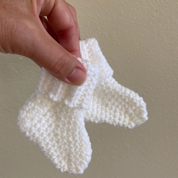 NICU Premature Baby Hat and Bootie Set - Picture 9 of 11